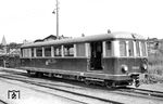 Der während des Zweiten Weltkriegs aus Frankreich zu den Franzburger Kreisbahnen (FKB) gelangte VT 137 562 (ex PLB 1125) im Bahnhof Barth. Die Fahrzeuge, die zu ihrer Einsatzzeit als sehr modern galten, wiesen einige im Vergleich zu deutschen Triebwagen stark abweichende Besonderheiten auf. So war die Antriebsanlage in einem besonderen Motorraum untergebracht, die Antriebsfahrmotoren auf der gleichen Seite in den Drehgestellen gelagert. Ungünstig für die Sicht des Lokführers, der seinen Bedienungsplatz auf der linken Seite hatte, war die doppelte Übergangstür in der Stirnseite des Triebwagens. Ungewöhnlich wirkten auch die Lüftungsgitter neben dem Führerhausseitenfenster und das große Belüftungsdach, das der Belüftung der Maschinenanlage diente. Die Maschinenanlage bestand ursprünglich aus einem Dieselmotor Fabrikat Berliet mit einer Leistung von 135 PS. Die Reichsbahn rüstete den Triebwagen später mit einem Deutz-Motor aus. An den Motor angekoppelt war ein Generator für 550 V und 180 A. Er lieferte Strom für die beiden Antriebsmotoren, die im darunterliegenden Drehgestell als Tatzlager-Motoren aufgehängt waren. (19.08.1966) <i>Foto: Gerd Wolff</i>