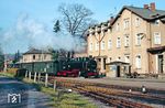 99 1790 fährt mit P 14265 nach Kurort Kipsdorf in Dippoldiswalde ein. (08.11.1989) <i>Foto: Wolfgang Bügel</i>