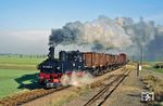 99 1564 mit Ng 66960 (Oschatz - Mügeln) in Naundorf (b Oschatz). (08.11.1989) <i>Foto: Wolfgang Bügel</i>