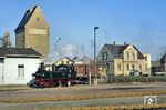 99 1574 bedient den Gleisanschluss Schneider über die Bahnhofstraße in Mügeln. (09.11.1989) <i>Foto: Wolfgang Bügel</i>
