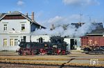 Der Bahnhof Mügeln (b Oschatz) war zu Staatsbahnzeiten der wichtigste Arbeitgeber in der Stadt Mügeln. Zur Ausstattung gehörten mehrere massive Dienstgebäude, der heute vorhandene Lokschuppen sowie drei Anschlussgleise. Zwei Anschlussgleise mit einer Länge von etwa 300 m führten über die Bahnhofsstraße zu einem Kornhaus und einem Kohlehandel. Die Anschlüsse wurden bis 1991 und 2001 betrieben. Außerdem hatte der Bahnhof einen von den Gleisen 28 bis 30 beginnenden Gleisanschluss zu einem Speicher einer Getreidehandlung. Dieser Anschluss wurde in den 1970er Jahren aufgelassen. Am 17. Dezember 1993 wurde auf die Strecke zwischen Oschatz und Mügeln der Betrieb von der Döllnitzbahn aufgenommen. Seither führt die Gesellschaft den Schülerverkehr auf den verbliebenen Strecken des Mügelner Netzes durch. Die IV K kommt ab und zu vor Sonderzügen noch zum Einsatz.  (09.11.1989) <i>Foto: Wolfgang Bügel</i>