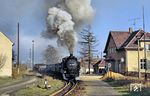 99 1762 fährt mit P 14074 nach Oybin aus dem Kreuzungsbahnhof Olbersdorf-Oberdorf. Das Stationsgebäude ist heute ein Wohnhaus. (10.11.1989) <i>Foto: Wolfgang Bügel</i>