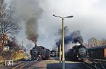 Im Bahnhof Bertsdorf wird der Anschluss zwischen den Zügen P 14482 nach Jonsdorf (99 1735) und P 14074 nach Oybin mit 99 1762 hergestellt. (10.11.1989) <i>Foto: Wolfgang Bügel</i>
