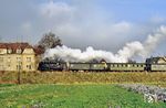 99 1776, eine LKM-Neubaulok aus dem Jahr 1953, war nur zwei Jahre lang von November 1988 bis September 1990 in Zittau heimisch. An dem kalten Novembermorgen des 10. November 1989, wo man eigentlich in einem "anderen" Deutschland aufgewacht war, fährt sie ungerührt mit P 14180 in Zittau Vorstadt vorbei. Im äußersten Südosten der DDR war von der neuen Aufbruchstimmung (noch) nichts angekommen. (10.11.1989) <i>Foto: Wolfgang Bügel</i>