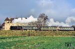 Das Wintergemüse bei Zittau Vorstadt wartet noch auf seine Ernte. 99 1776 sorgt mit P 14180 für etwas zusätzliche Würze. (10.11.1989) <i>Foto: Wolfgang Bügel</i>
