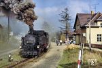 Ende der 1980er Jahre war der DDR die rote Farbe für die Lokomotiven ausgegangen. So fuhren sie in einem Erscheinungsbild herum, dass den schönen Kontrast zu der Farbe Karminrot nach der TGL 21196 (Technischen Güte- und Lieferbedingungen, dem DDR-Pendant zu den RAL-Farben) vermissen ließ. Auch 99 1776, hier im Kreuzungsbahnhof Olbersdorf-Oberdorf, glänzte nur noch in schwarz. (10.11.1989) <i>Foto: Wolfgang Bügel</i>