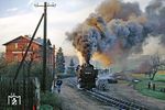 Mit den ersten Sonnenstrahlen startet 99 1786 mit P 14206 aus dem Bahnhof Friedewald. (11.11.1989) <i>Foto: Wolfgang Bügel</i>