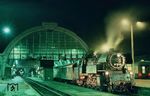 Im Rahmen der Veranstaltung "Plandampf zwischen oberer Saale und Ilm" steht 65 1049 im abendlichen Hauptbahnhof vor Gera.  (12.10.1993) <i>Foto: Andreas Höfig</i>