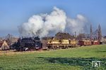 99 1776 mit dem Rollwagen-Güterzug Ng 67282 bei Olbersdorf-Niederdorf. Olbersdorf ist heute die viertgrößte nichtstädtische Gemeinde des Landkreises Görlitz und damit der größte nichtstädtische Ort im Landkreis.  (11.11.1989) <i>Foto: Wolfgang Bügel</i>