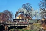 99 1749 mit P 14074 nach Oybin auf der Mandaubrücke in der Ausfahrt aus Zittau Süd. (11.11.1989) <i>Foto: Wolfgang Bügel</i>