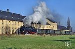 In der Ausfahrt von Zittau Vorstadt dampft 99 1749 mit P 14074 an einem alten Fabrikgebäude vorbei. (11.11.1989) <i>Foto: Wolfgang Bügel</i>