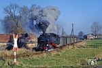 In flotter Fahrt ist 99 1749 mit P 14074 zwischen Olbersdorf-Niederdorf und Olbersdorf-Oberdorf unterwegs. (11.11.1989) <i>Foto: Wolfgang Bügel</i>