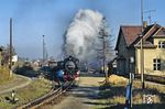 99 1749 verlässt mit P 17074 nach Oybin den Bahnhof Olbersdorf-Oberdorf, auf dem ein Güterzug in Richtung Zittau die Zugkreuzung abwartet. (11.11.1989) <i>Foto: Wolfgang Bügel</i>