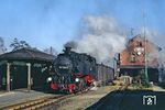 99 1749 fährt mit P 14074 (Zittau - Oybin). Reisende nach dem Kurort Jonsdorf müssen hier in den links bereitstehenden P 14482 umsteigen. (11.11.1989) <i>Foto: Wolfgang Bügel</i>