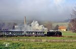 Über dem Kurort Jonsdorf liegen noch die letzten Nebelschwaden als 99 1758 mit dem P 14179 vorbeirumpelt. (11.11.1989) <i>Foto: Wolfgang Bügel</i>