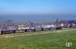 Der P 14179 von Kurort Jonsdorf nach Zittau mit 99 1758 am Beginn seiner Reise in Jonsdorf. In der Ferne liegt der Braunkohlensmog über der Oberlausitz. (11.11.1989) <i>Foto: Wolfgang Bügel</i>