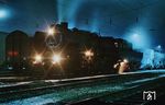 52 8041 (ex 52 5243, Baujahr 1943) war eine der letzten in Dienst befindlichen Plan-Dampfloks der DR. Von 1987 bis 1989 war sie in Engelsdorf stationiert. Dort steht sie vor einem Güterzug im nächtlichen Rangierbahnhof. Erst Ende 1991 wurde sie abgestellt und am 12.01.1994 ausgemustert. Die neue DB AG wollte keine Dampfloks mehr in ihrem Bestand. Auf dem Papier erhielt sie sogar noch die EDV-Nummer 052 041-1. (08.12.1987) <i>Foto: Andreas Höfig</i>