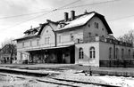 Bad Wörishofen ist über die Nebenbahn aus Türkheim (Bay) an die Allgäustrecke Buchloe – Memmingen angebunden. Initiator und Förderer der Bahn soll der bekannte Therapeut Sebastian Kneipp gewesen sein. Er hoffte durch die Bahn auf einen Aufschwung für den Kurort Wörishofen (seit 1920 Bad Wörishofen). Die Strecke war seinerzeit eine der ersten elektrifizierten Eisenbahnen in Deutschland und wurde mit 550 Volt Gleichstrom betrieben. 1905 wurde die Gesellschaft aufgelöst, die Bahn kam zur Lokalbahn Aktien-Gesellschaft (LAG) aus München. Mit der Verstaatlichung der finanziell angeschlagenen LAG wurde schließlich auch die Bad Wörishofener Strecke zum 1. August 1938 Teil der Deutschen Reichsbahn. Mit Ausbruch des Zweiten Weltkriegs musste der elektrische Betrieb 1939 wegen des benachbarten Flugfeldes eingestellt werden, der Fahrdraht wurde demontiert.   (12.1940) <i>Foto: RBD Augsburg</i>