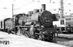 Letzte Abspache zwischen Wagenmeister und Lokführer an 38 2918 in Erfurt Hbf. Seit November 1959 war sie beim Bw Sangerhausen beheimatet. Nebenan macht sich V 60 1318 als Rangierlok Hbf/Ostseite (Rangierfunkname "Rita") nützlich.  (1969) <i>Foto: Robin Fell</i>