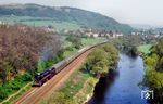 Am 12. und 13.05.1988 bespannten rund um Saalfeld 01 1531, 44 1093 und 95 1027 nochmals Planzüge in ihrem alten Wirkungskreis. Dazu gehörte auch der D 501 (Berlin - Saalfeld/Saale), der hier (verbotenerweise) von der Autobahnbrücke bei Jena-Göschwitz aufgenommen wurde. Es war die die erste "echte" Plandampf-Veranstaltung auf den Gleisen der Reichsbahn. (13.05.1988) <i>Foto: Hans-Jürgen Müller</i>