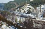 41 1231 mit dem D 902 (Dresden - Meiningen) auf der 20 ‰ Steigung zum Brandleitetunnel zwischen Gräfenroda und Oberhof. (21.02.1991) <i>Foto: Hans-Jürgen Müller</i>