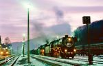 44 1093 und 44 1486 warten zu früher Stunde vor einem Güterzug nach Grimmenthal im Bahnhof Gräfenroda. (21.02.1991) <i>Foto: Hans-Jürgen Müller</i>