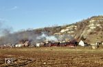 Die Heimfahrt der beiden an der Thüringer Plandampfveranstaltung beteiligten 44 1093 bzw 44 1486 nach Sangerhausen bzw. Güsten war eigentlich als Leerfahrt geplant. Ab Eisenach gab es dann doch noch eine ungeplante Anhängelast mit einem schweren Güterzug nach Erfurt, aufgenommen bei Sättelstädt. (24.02.1991) <i>Foto: Hans-Jürgen Müller</i>