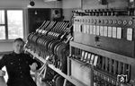 Stellwerksmeister Kessler auf dem Wärterstellwerk "Mo" im Bahnhof Hann. Münden. (01.1958) <i>Foto: Winfried Gronwald</i>
