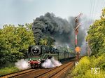18 201 kachelt mit einem Sonderzug nach Halle (Saale) aus dem Bahnhof Belzig. Hinter der Lok läuft ein Messwagen der VES(M) Halle. (09.06.1979) <i>Foto: Joachim Schmidt</i>