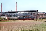 Nicht ganz ungefährlich war dieses Foto des P 3025 nach Saalfeld mit 01 2204 vor dem Stahlwerk Silbitz bei Crossen an der Elster, da dort seit Mitte der 1950er Jahre Panzerteile hergestellt wurden. (03.09.1980) <i>Foto: Joachim Schmidt</i>