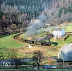 Blick ins Preßnitztal auf 99 1606, die mit P 14287 nach Jöhstadt bei Streckenwalde unterwegs ist. Die maroden Brücken vor Streckewalde waren ein Hauptgrund für die Einstellung der Schmalspurbahn, da sie besonders abgewirtschaftet und bei der Überfahrt von Zügen im Herbst 1986 bereits Schwellenteile in die Preßnitz fielen.  (23.04.1982) <i>Foto: Joachim Schmidt</i>