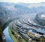 Blick vom Schloss Wolkenstein auf die Bahnanlagen. Links die Schmalspurbahn mit einem aus Jöhstadt einfahrenden Zug mit der 99 1568. Rechts die normalspurige Zschopautalbahn nach Annaberg-Buchholz mit einer DR 110.  (13.05.1983) <i>Foto: Joachim Schmidt</i>