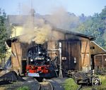 Vor dem Lokschuppen in Wolkenstein wartet 99 1582 auf ihren nächsten Einsatz. Viele Einsätze auf der Schmalspurbahn nach Jöhstadt wird sie nicht mehr haben: Nur noch bis zum 20. November 1986 wurde der Güterverkehr für das Kühlschrankwerk in Niederschmiedeberg aufrechterhalten, Ende 1986 wurde die Strecke nach Jöhstadt komplett stillgelegt. (20.09.1986) <i>Foto: Joachim Schmidt</i>