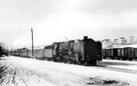 01 129 (Bw Erfurt) rollt vor dem "Interzonenzug" D 199 (Frankfurt/M - Leipzig) mit geschlossenem Regler durch den Bahnhof Hönebach. Anscheinend hatte der Zug keine Ausfahrt, was Carl Bellingrodt die erwartete Dampffahne etwas versaute. Zwei Jahre später war die Lok als die rekonstruierte 01 524 unterwegs. (12.1962) <i>Foto: Carl Bellingrodt</i>