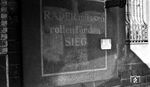 An der Parole aus unsäglichen Zeiten störte sich selbst 7 Jahre nach Kriegsende am Bahnhofsgebäude in Remscheid-Lennep offenkundig niemand. „Räder müssen rollen für den Sieg!“ war der Titel einer propagandistischen Werbekampagne der Deutschen Reichsbahn im Jahr 1942. Wesentliches Ziel der Kampagne war die Erhöhung der Transportleistung in der Wende des Zweiten Weltkriegs und die zunehmenden Nachschubprobleme im Russlandfeldzug, für die in weiten Teilen die Eisenbahn verantwortlich gemacht wurde.  (11.1952) <i>Foto: Karl Wyrsch, Slg. D. Ammann</i>