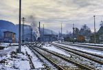 Morgenstimmung an Neujahr 1983 im Bahnhof Pockau-Lengefeld mit der im Bw dampfenden 86 049. Der 1875 eröffnete Bahnhof war ein lokaler Bahnknotenpunkt in Sachsen, in dem die Bahnstrecke Pockau-Lengefeld – Neuhausen von der Bahnstrecke Reitzenhain – Flöha abzweigt. Der Bahnhof wurde als Inselbahnhof angelegt und wurde mehrfach erweitert. Waren es vor 1896 insgesamt acht Gleise (fünf südlich und drei nördlich des Empfangsgebäudes), so umfasste der Bahnhof 1940 19 Gleise (zehn südlich und neun nördlich des Bahnhofsgebäudes). Seit dem Ende des Zweiten Weltkriegs wurden schrittweise die Gleise zurückgebaut. 2005/2006 wurde der Bahnhof umfassend umgebaut, dabei wurden alle noch vorhandenen Gleise bis auf fünf abgebaut. Zugkreuzungen sind seitdem nur noch auf der Nordseite möglich, auf der Südseite enden alle drei verbliebenen Gleise an einem Prellbock. (01.01.1983) <i>Foto: Joachim Schmidt</i>