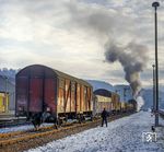 Im Bahnhof Pockau-Lengefeld wird ein Nahgüterzug mit 86 049 fertiggestellt. (01.01.1983) <i>Foto: Joachim Schmidt</i>