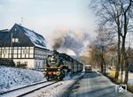 Beim Besuch des letzten 86er-Refugiums der DR auf der Strecke Walthersdorf – Crottendorf war neben 86 001 auch der bekannte Büssing-Bus zugegegen. (01.01.1983) <i>Foto: Joachim Schmidt</i>