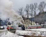Und nochmals die Mauersberger-Büssings im winterlichen Preßnitztal mit einer aus Schlössel ausfahrenden sächsischen IV K. (02.01.1983) <i>Foto: Joachim Schmidt</i>