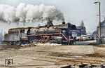 Die Arnstädter Kohlenstaublok dampft über den Bahnübergang an der Kulmstraße in Saalfeld (Saale) in die Heimat. (23.04.1973) <i>Foto: Robin Fell</i>