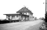 Der Bahnhof Karlsruhe-Knielingen an der Bahnstrecke von Karlsruhe nach Winden. Der Bahnhof befindet sich am südlichen Ortsrand des ursprünglichen Dorfs und heutigen Karlsruher Stadtteils Knielingen. Er existiert seit 1938, nachdem die ursprüngliche durch den Ortskern führende Bahntrasse samt dem damaligen Bahnhof aufgegeben wurde. An seiner südlichsten Weiche zweigt Richtung Nordosten die Hardtbahn ab.  (06.1963) <i>Foto: Alfred Volk</i>