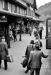Reisendenverkehr im Bahnhof Neustadt (Schwarzw) an der Höllentalbahn, die Freiburg im Breisgau mit Donaueschingen verbindet. Das 1887 errichtete Empfangsgebäude steht heute unter Denkmalschutz. (13.06.1963) <i>Foto: Alfred Volk</i>