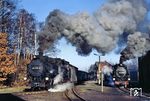Nachdem im Bahnhof Bertsdorf der Anschluss zwischen den Zügen P 14180 nach Jonsdorf (99 1735) und P 14472 nach Oybin (99 1749) hergestellt wurde, verlassen die Züge parallel den Bahnhof, obwohl die Abfahrtzeit real eine Minute auseinander lag. (11.11.1989) <i>Foto: Wolfgang Bügel</i>