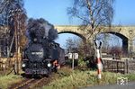 99 1762 fährt mit P 14084 nach Oybin nach Zittau Süd ein. Im Hintergrund verläuft das Neißeviadukt der normalspurigen Strecke von Zittau nach Liberec (Reichenberg)/CSSR.  (11.11.1989) <i>Foto: Wolfgang Bügel</i>