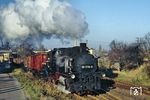 Rangierarbeiten mit 99 1776 in Zittau Vorstadt. Aufgrund der Erweiterung des Braunkohletagebaus Olbersdorf war das Ende der Schmalspurbahn eigentlich eine besiegelte Sache. Am 27. Mai 1990 sollte der Reiseverkehr und nur wenig später der Güterverkehr eingestellt werden. Mit der "Wende" 1989/90 gab es jedoch eine Neuorientierung in der Energiepolitik, sodass die Erweiterung des Olbersdorfer Tagebaus hinfällig wurde. Der Güterverkehr wurde dennoch 1992 eingestellt. (11.11.1989) <i>Foto: Wolfgang Bügel</i>