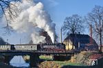 99 1749 mit P 14081 aus Oybin auf der Mandaubrücke bei der Einfahrt nach Zittau Süd.  (11.11.1989) <i>Foto: Wolfgang Bügel</i>
