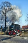 99 1758 fährt mit P 14184 nach Jonsdorf aus dem Bahnhof Zittau Süd, der bis 1950 Zittau Schießhaus hieß, über den BÜ an der Südstraße. (11.11.1989) <i>Foto: Wolfgang Bügel</i>