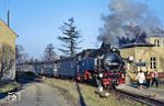 99 1758 mit P 14184 im Kreuzungsbahnhof Olbersdorf-Oberdorf. Bei der Inbetriebnahme der Strecke hieß die Station Zeißigschänke, benannt nach einer naheliegenden Gastwirtschaft. Erst 1914 wurde der Name in Olbersdorf-Oberdorf geändert, ebenfalls in den 1910er Jahren wurde das massive Empfangsgebäude gebaut.  (11.11.1989) <i>Foto: Wolfgang Bügel</i>