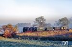 99 1786 mit P 14207 nach Radebeul Ost am Dippelsdorfer Teich bei Friedewald. Der Teich wurde im 16. Jahrhundert, wahrscheinlich 1528, angelegt und dient hauptsächlich der Fischzucht. Ein 210 m langer Bahndamm ermöglicht der Lößnitzgrundbahn die Überquerung des Sees zwischen Dippelsdorf und Moritzburg.  (12.11.1989) <i>Foto: Wolfgang Bügel</i>