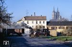 99 1542 rumpelt an der Hospitalstraße mit Ng 66959 aus Mügeln durch Oschatz. Die markanten Kirchtürme gehören zur neugotischen Stadtkirche St.-Aegidien, die als tiefgreifender Umbau einer mittelalterlichen Kirche in den Jahren von 1846 bis 1849 entstand.  (12.11.1989) <i>Foto: Wolfgang Bügel</i>